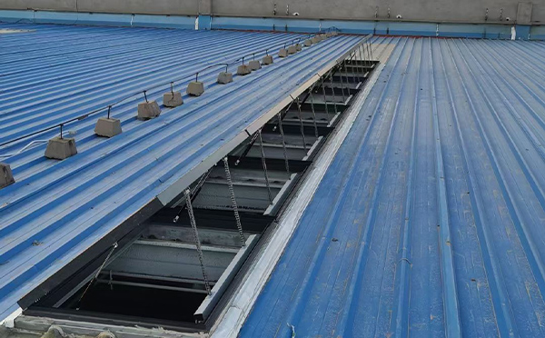 某城市大型商业综合体中庭金台排烟窗工程